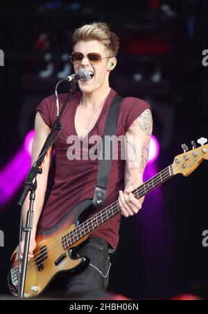 Ryan Fletcher di Lawson suona sul palco ai BT River Concerts di Hyde Park a Londra. Foto Stock