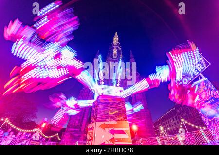 Edimburgo, Scozia, Regno Unito. 20th novembre 2021. Il giorno di apertura del tradizionale mercatino di Natale nei giardini di East Princes Street a Edimburgo ha visto migliaia di V. Foto Stock