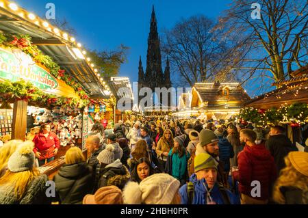 Edimburgo, Scozia, Regno Unito. 20th novembre 2021. Il giorno di apertura del tradizionale mercatino di Natale nei giardini di East Princes Street a Edimburgo ha visto migliaia di V. Foto Stock