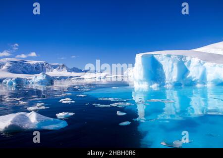 Wilhelmina Bay è una baia 24 chilometri (15 mi) ampia tra la penisola di Reclus e Capo Anna lungo la costa occidentale di Graham terra sulla penna Antartico Foto Stock