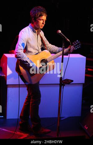 Noel Gallagher e i suoi High Flying Birds suonano dal vivo come parte della radio XFM's Legends Series, in Aid of War Child, a Dingwalls, Londra. Foto Stock