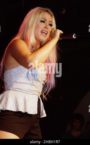 Amelia Lily suona dal vivo sul palco al G-A-Y Heaven di Londra. Foto Stock