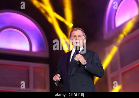 Terry Wogan ospita sul palco BBC Proms, radio 2 Live in the Park presso Hyde Park a Londra. Foto Stock