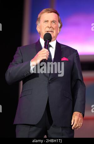 Terry Wogan ospita sul palco BBC Proms, radio 2 Live in the Park presso Hyde Park a Londra. Foto Stock