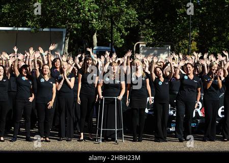 Gareth Malone e alcuni dei 650 membri del Coro delle mogli militari a Wellington Barracks a Londra, dove hanno lanciato un nuovo album e la Military Wives Choir Foundation. Foto Stock