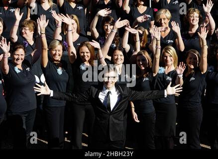 Gareth Malone e alcuni dei 650 membri del Coro delle mogli militari a Wellington Barracks a Londra, dove hanno lanciato un nuovo album e la Military Wives Choir Foundation. Foto Stock