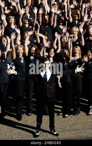 Gareth Malone e alcuni dei 650 membri del Coro delle mogli militari a Wellington Barracks a Londra, dove hanno lanciato un nuovo album e la Military Wives Choir Foundation. Foto Stock
