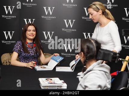 Jessie J rilascia la sua autobiografia "Nice to meet you" e firma copie per i fan di Waterstones a Piccadilly a Londra. Foto Stock