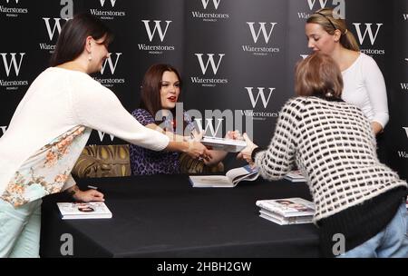 Jessie J rilascia la sua autobiografia "Nice to meet you" e firma copie per i fan di Waterstones a Piccadilly a Londra. Foto Stock