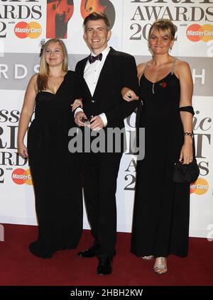 Gareth Malone e le mogli militari partecipano ai 2012 Classic Brit Awards presso la Royal Albert Hall di Londra Foto Stock