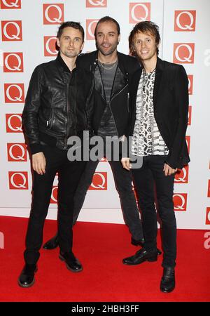Matthew Bellamy, Chris Wolstenholme e Dominic Howard of Muse in arrivo al Q Awards al Grosvenor Hotel di Londra. Foto Stock