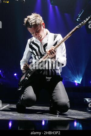 Matt Bellamy of Muse si esibisce sul palco alla 02 Arena di Londra. Foto Stock