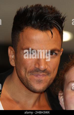 Peter Andre firma copie del suo nuovo album 'Angels and Demons' e del suo nuovo calendario presso HMV Oxford Street a Londra. Foto Stock