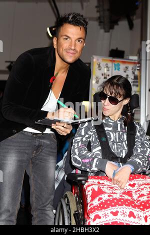 Peter Andre firma copie del suo nuovo album 'Angels and Demons' e del suo nuovo calendario presso HMV Oxford Street a Londra. Foto Stock