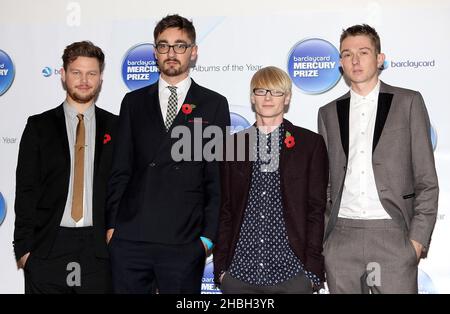 (Da sinistra a destra) Joe Newman, Gus Unger-Hamilton, Gwil Sainsbury e Thom Green di Alt-J arrivano al Barclaycard Mercury Music Prize presso la Roundhouse di Londra. Foto Stock