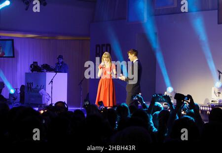 Taylor Swift durante la Christmas Light si accende al Westfield Shopping Centre di Whitecity, Londra. Foto Stock