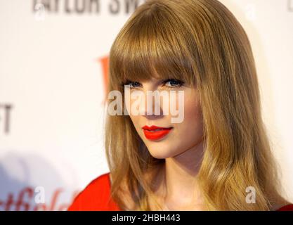 Taylor Swift durante la Christmas Light si accende al Westfield Shopping Centre di Whitecity, Londra. Foto Stock