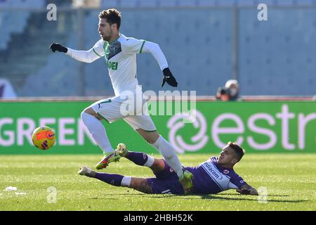 Stadio Artemio Franchi, Firenze, 19 dicembre 2021, Giorgos Kyriakopoulos (Sassuolo) e Lucas Torreira (Fiorentina) durante ACF Fiorentina Foto Stock