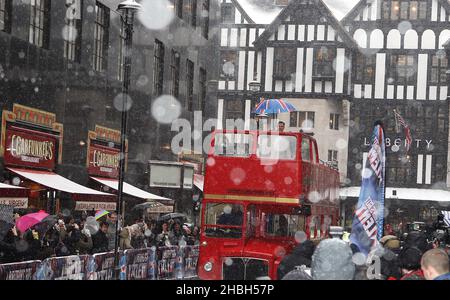 I fan della folla sfidano la neve di gennaio per salutare i giudici degli spettacoli durante le audizioni di talento della Gran Bretagna al Palladium nel centro di Londra. David Walliams arriva su un autobus a due piani. Foto Stock