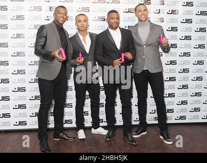 (Da sinistra a destra) Oritse Williams, Aston Merrygold, J B Gill e Marvin Humes di JLS, lanciando il loro nuovo amore di fragranza a One Mayfair nel centro di Londra. Foto Stock