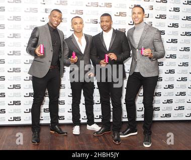 (Da sinistra a destra) Oritse Williams, Aston Merrygold, J B Gill e Marvin Humes di JLS, lanciando il loro nuovo amore di fragranza a One Mayfair nel centro di Londra. Foto Stock