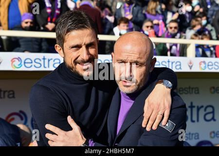 Firenze, Italia. 19th Dic 2021. Vincenzo Italiano (Head Coach Fiorentina) e Alessio Dionisi (Head Coach Sassuolo) durante ACF Fiorentina vs US Sassuolo, Campionato italiano di calcio A a Firenze, Italia, Dicembre 19 2021 Credit: Independent Photo Agency/Alamy Live News Foto Stock