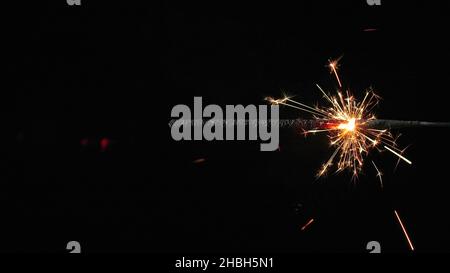 Scatto della candela di bengala che brucia su nero Foto Stock