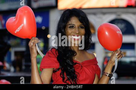 Sinitta lancia il Love London Day il giorno di San Valentino con la statua di Eros Piccadilly, Londra Foto Stock