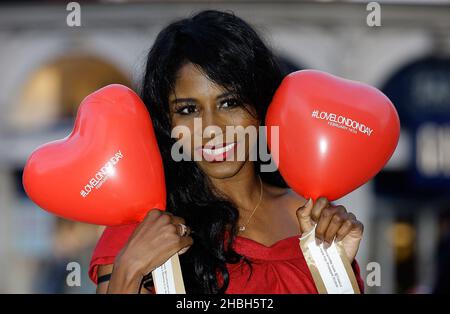 Sinitta lancia il Love London Day il giorno di San Valentino con la statua di Eros Piccadilly, Londra Foto Stock