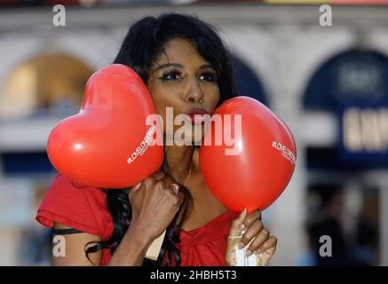 Sinitta lancia il Love London Day il giorno di San Valentino con la statua di Eros Piccadilly, Londra Foto Stock