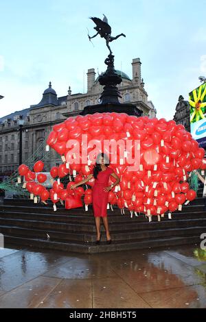 Sinitta lancia il Love London Day il giorno di San Valentino con la statua di Eros Piccadilly, Londra Foto Stock