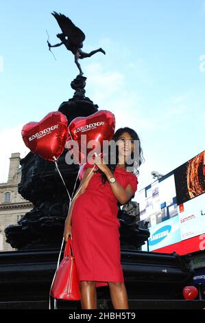 Sinitta lancia il Love London Day il giorno di San Valentino con la statua di Eros Piccadilly, Londra Foto Stock