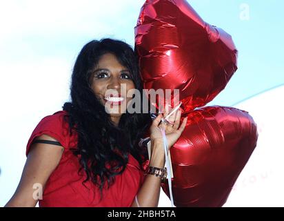 Sinitta lancia il Love London Day il giorno di San Valentino con la statua di Eros Piccadilly, Londra Foto Stock