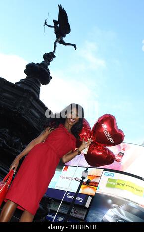 Sinitta lancia il Love London Day il giorno di San Valentino con la statua di Eros Piccadilly, Londra Foto Stock