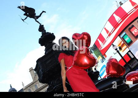 Sinitta lancia il Love London Day il giorno di San Valentino con la statua di Eros Piccadilly, Londra Foto Stock