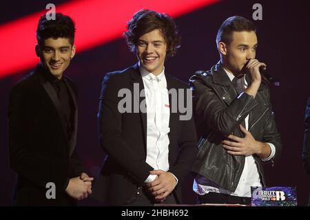 Zayn Malik, Harry Styles e Liam Payne accettano il premio Global Success durante i 2013 Brit Awards alla O2 Arena di Londra. Foto Stock