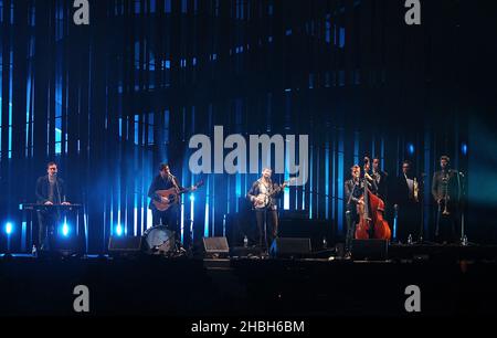 Ted Dwane, Marcus Mumford, ben Lovett e Winston-Marshall di Mumford and Sons si esibisce durante i Brit Awards 2013 alla O2 Arena di Londra. Foto Stock