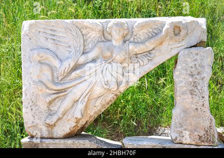 Scultura in marmo della dea Nike, antica città di Efeso, Selcuk, provincia di Smirne, Repubblica di Türkiye Foto Stock