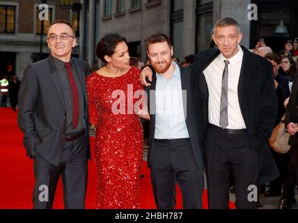 (L-R) Danny Boyle, Rosario Dawson, James McAvoy e Vincent Cassel partecipano al Trance World Premiere all'Odeon di Leicester Square, Londra. Foto Stock