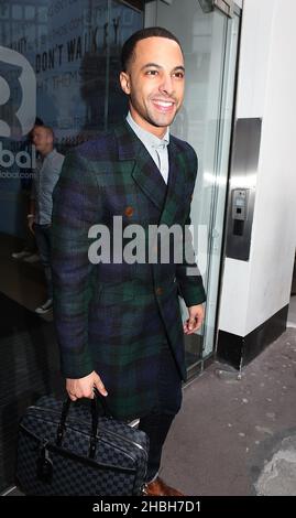 Marvin Humes di JLS di fronte a Capital FM, arrivando al suo primo giorno al lavoro come DJ al Capital FM a Leicester Square, Londra. Foto Stock