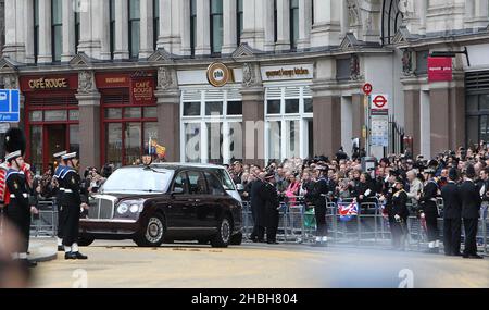 La bara di Baroness Thatcher arriva alla Cattedrale di St Paul nel centro di Londra. Foto Stock