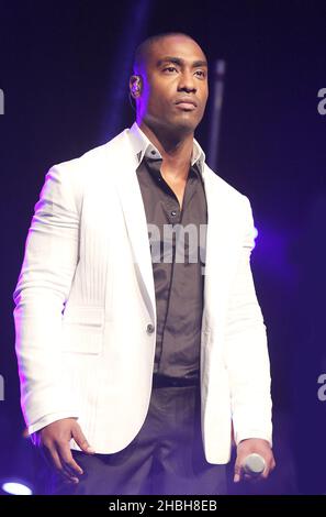 Simon Webbe of Blue si esibisce al Shepherd's Bush Empire di Londra. Foto Stock