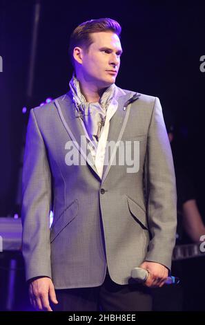 Lee Ryan of Blue si esibisce al Shepherd's Bush Empire di Londra. Foto Stock