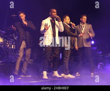 Duncan James, Simon Webbe, Lee Ryan e Anthony Costa of Blue si esibiscono al Shepherd's Bush Empire di Londra. Foto Stock