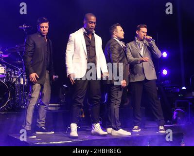 Duncan James, Simon Webbe, Lee Ryan e Anthony Costa of Blue si esibiscono al Shepherd's Bush Empire di Londra. Foto Stock