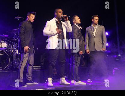 Duncan James, Simon Webbe, Lee Ryan e Anthony Costa of Blue si esibiscono al Shepherd's Bush Empire di Londra. Foto Stock