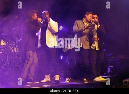 Duncan James, Simon Webbe, Lee Ryan e Anthony Costa of Blue si esibiscono al Shepherd's Bush Empire di Londra. Foto Stock