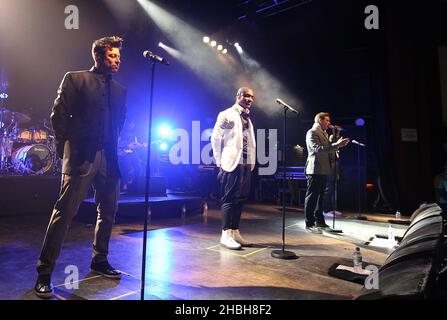 Duncan James, Simon Webbe, Lee Ryan e Anthony Costa of Blue si esibiscono al Shepherd's Bush Empire di Londra. Foto Stock