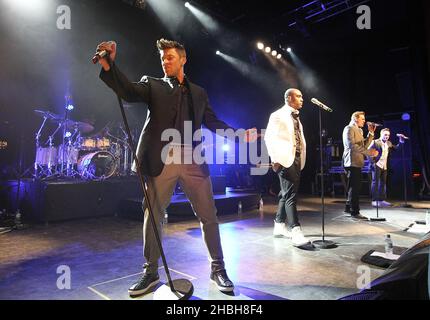 Duncan James, Simon Webbe, Lee Ryan e Anthony Costa of Blue si esibiscono al Shepherd's Bush Empire di Londra. Foto Stock