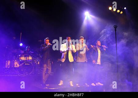 Duncan James, Simon Webbe, Lee Ryan e Anthony Costa of Blue si esibiscono al Shepherd's Bush Empire di Londra. Foto Stock